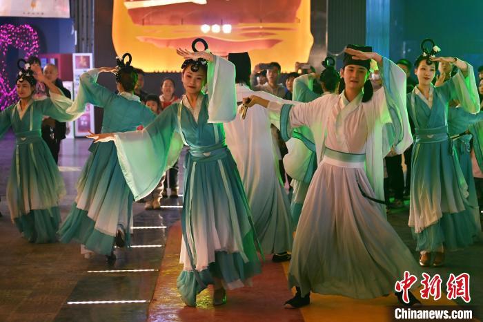 圖為工作人員進行舞蹈表演。李亞龍 攝</p>
<p>