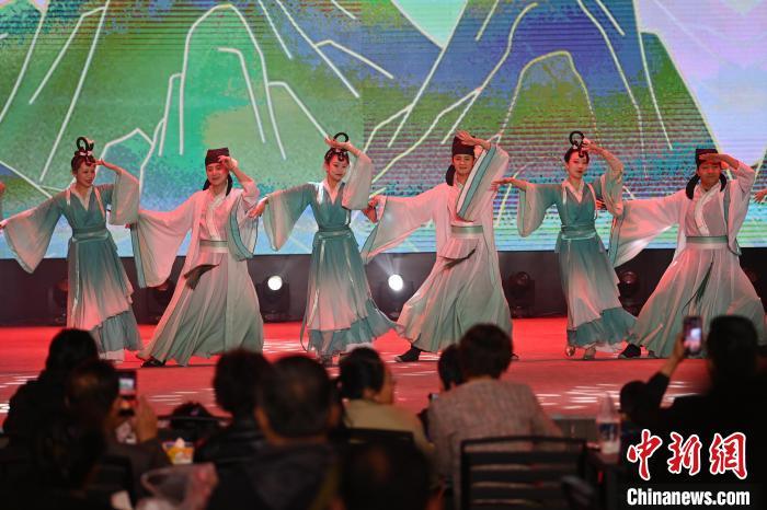 圖為工作人員進行舞蹈表演。李亞龍 攝