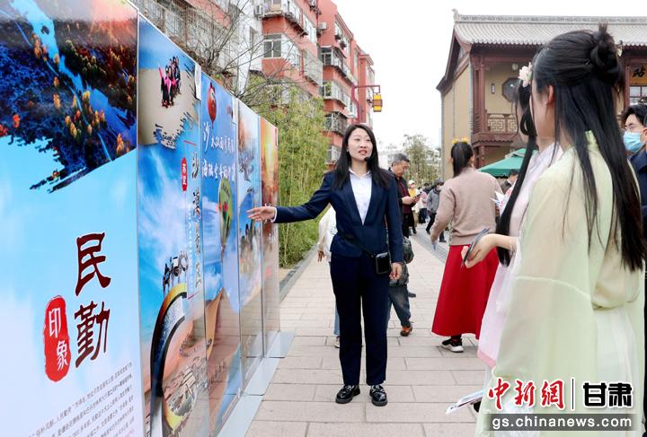 3月下旬，民勤縣在天水啟漢樓廣場舉行推介會(huì)，宣傳本地旅游資源和農(nóng)特優(yōu)產(chǎn)品。圖為工作人員向游客介紹民勤自然風(fēng)光、歷史文化。馬愛彬 攝