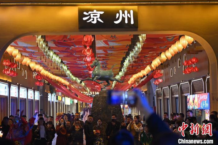 圖為游人拍攝煥然一新亮相的街區(qū)。李亞龍 攝</p><p>