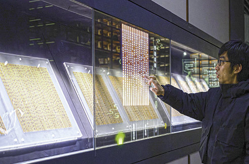 3月6日，工作人員在荊門市博物館新館內(nèi)楚簡展廳展示使用互動(dòng)裝置。新華每日電訊記者　胡競文