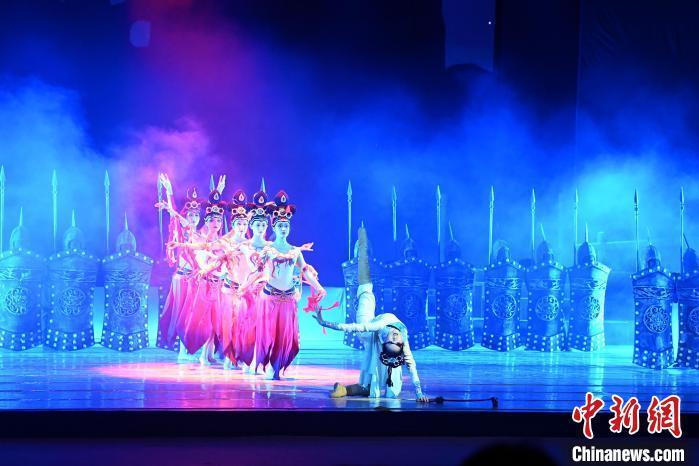 2023年2月18日，蘭州歌舞劇院創(chuàng)排的大型舞劇《大夢敦煌》?！　【琶赖┰?攝