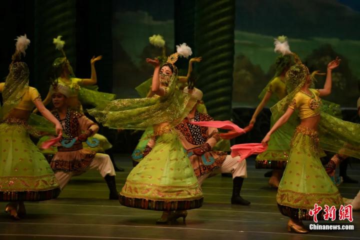 2024年2月23日晚，中國經(jīng)典舞劇《絲路花雨》在甘肅蘭州演出恭賀新春。李亞龍 攝