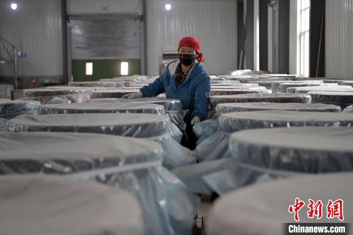 5月10日，工作人員檢查裝有酒糟的壇子。九美旦增　攝