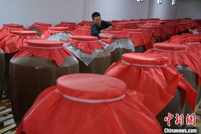 圖為5月10日，工作人員在儲酒庫檢查酒缸密封性。九美旦增　攝