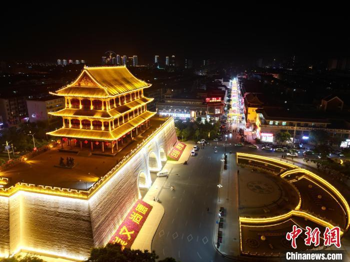 圖為武威市標(biāo)志性建筑涼州古城門燈光亮起。(無人機(jī)照片) 　戴文昌 攝</p><p>