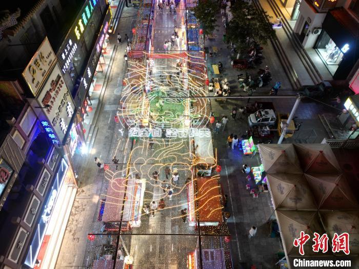 圖為明清街夜市燈光點(diǎn)亮具有武威文化元素的“銅奔馬”彩燈。(無人機(jī)照片) 　戴文昌 攝</p><p>