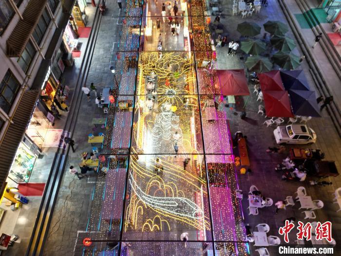 圖為明清街夜市燈光點(diǎn)亮具有武威文化元素的“天梯山石窟”彩燈。(無人機(jī)照片) 　戴文昌 攝</p><p>