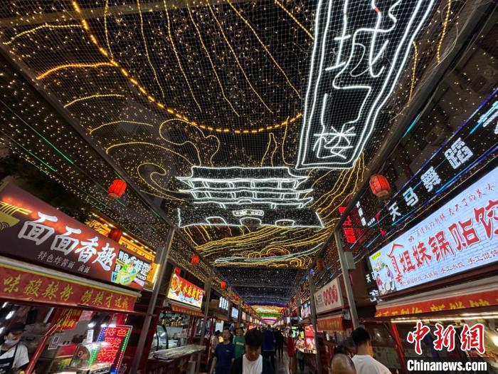 圖為明清街夜市燈光點(diǎn)亮具有武威文化元素的“涼州古城門”彩燈。　戴文昌 攝</p><p>