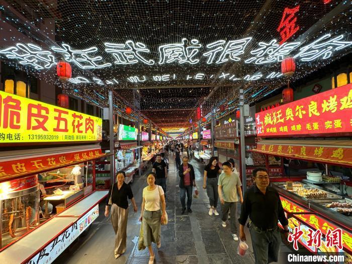 圖為明清街夜市燈光點(diǎn)亮“我在武威很想你”?！〈魑牟?攝</p><p>