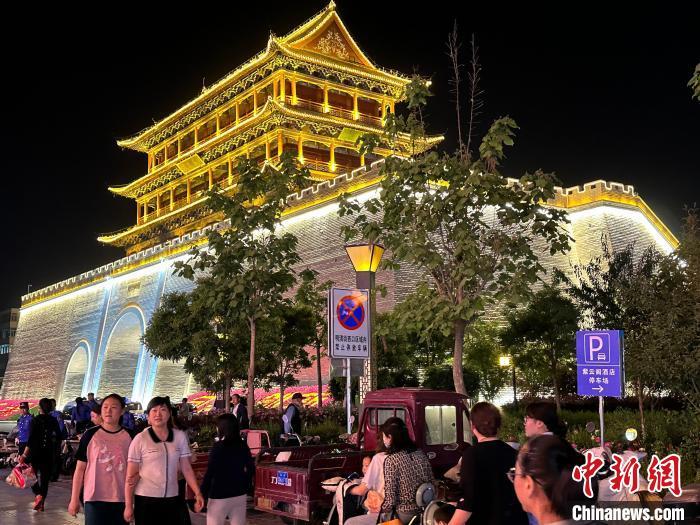 圖為夜幕降臨，涼州古城門燈光亮起?！〈魑牟?攝
