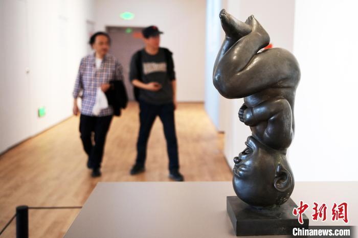 5月21日，觀眾參觀“絲路印跡”雕塑藝術(shù)作品展展出的雕塑作品。九美旦增 攝</p>
<p>