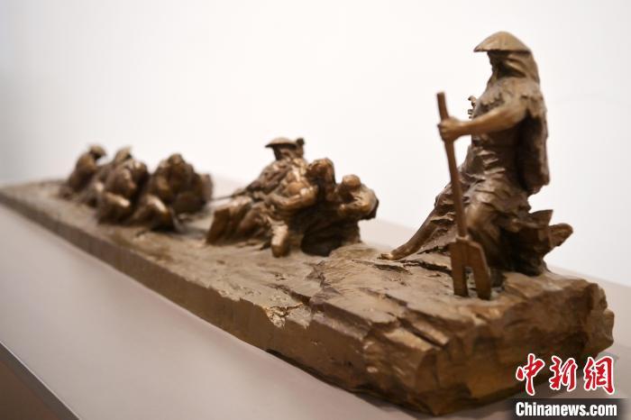 5月21日，在“絲路印跡”雕塑藝術(shù)作品展展出的作品《治水為民·禹德九州》。九美旦增 攝</p>
<p>