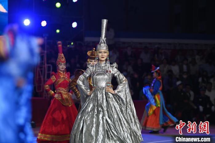 圖為開(kāi)幕式現(xiàn)場(chǎng)蒙古族服飾秀。李亞龍 攝</p>
<p>