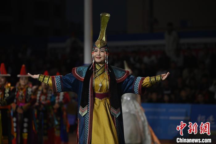 圖為開(kāi)幕式現(xiàn)場(chǎng)蒙古族服飾秀。李亞龍 攝