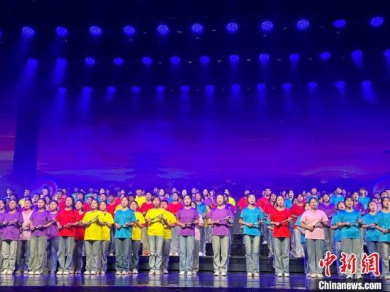 5月28日晚，“詩(shī)意甘肅·絲路長(zhǎng)風(fēng)三千里”——月出涼州·武威詩(shī)會(huì)在甘肅省武威市漢唐天馬城舉行。楊娜 攝