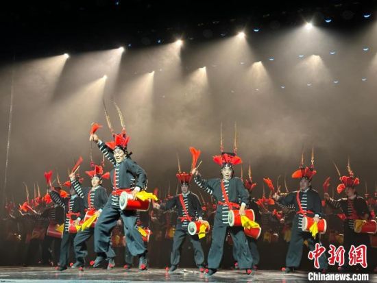 圖為涼州攻鼓子表演。楊娜 攝