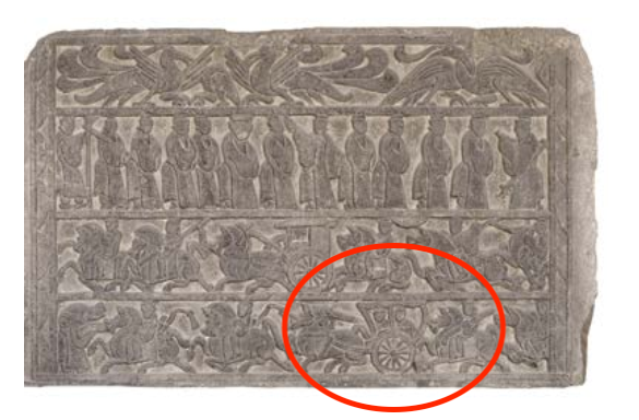 △漢代迎賓、車馬出行畫像石，現(xiàn)藏于臨沂市博物館。畫像石的第四層中有軺車出現(xiàn)。