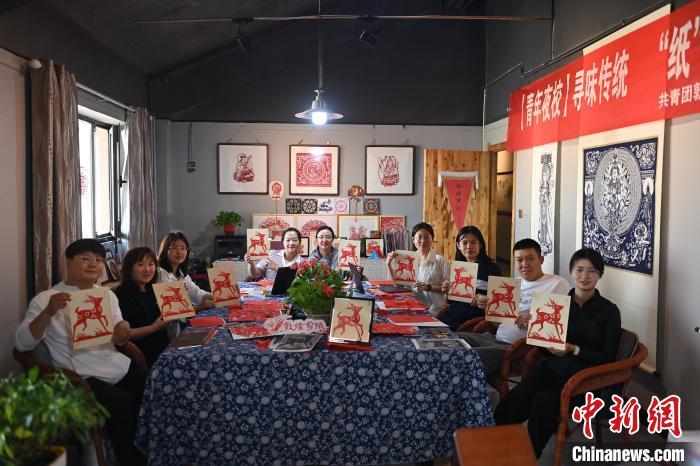 6月6日，在甘肅敦煌青年夜校課程中，青年學(xué)員展示學(xué)習(xí)敦煌非遺剪紙的成果。