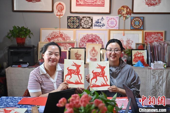 6月6日，在甘肅敦煌青年夜校課程中，青年學(xué)員展示學(xué)習(xí)敦煌非遺剪紙的成果。李亞龍 攝　　