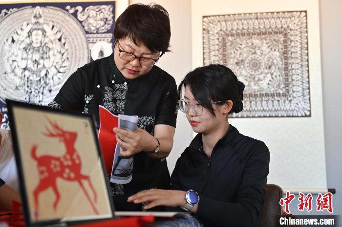 6月6日，在甘肅敦煌青年夜校課程中，青年學(xué)員學(xué)習(xí)敦煌非遺剪紙課程。李亞龍 攝