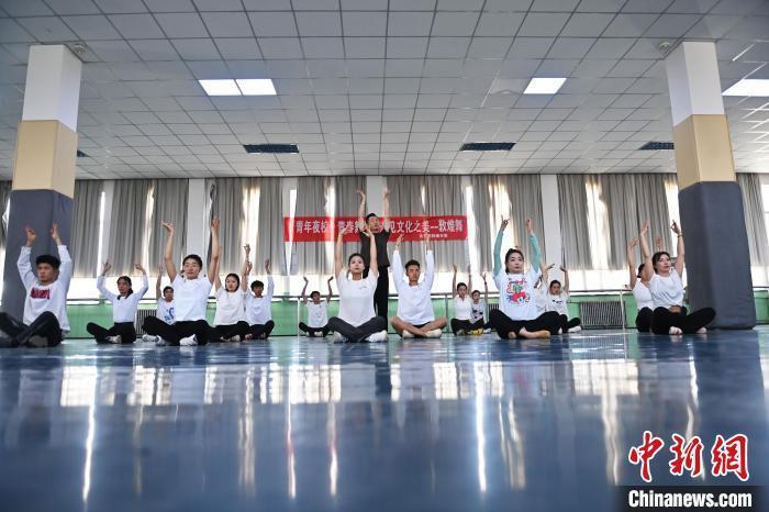 6月6日，在甘肅敦煌青年夜校課程中，青年學(xué)員學(xué)習(xí)敦煌舞課程。李亞龍 攝　　