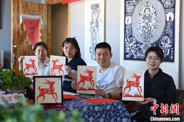 6月6日，在甘肅敦煌青年夜校課程中，青年學(xué)員展示學(xué)習(xí)敦煌非遺剪紙的成果。李亞龍 攝　　