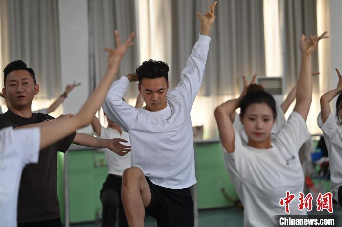 6月6日，在甘肅敦煌青年夜校課程中，青年學(xué)員學(xué)習(xí)敦煌舞課程。李亞龍 攝　　