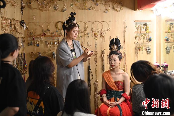 6月6日，在甘肅敦煌青年夜校課程中，青年學(xué)員學(xué)習(xí)敦煌美妝課程。李亞龍 攝