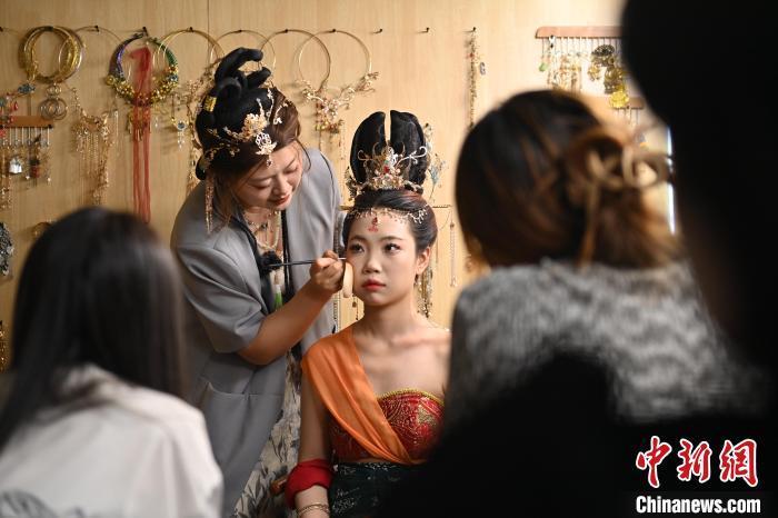 6月6日，在甘肅敦煌青年夜校課程中，青年學(xué)員學(xué)習(xí)敦煌美妝課程。李亞龍 攝　　