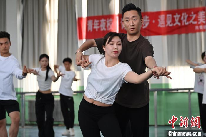 6月6日，在甘肅敦煌青年夜校課程中，學(xué)員學(xué)習(xí)敦煌舞課程。李亞龍 攝　　