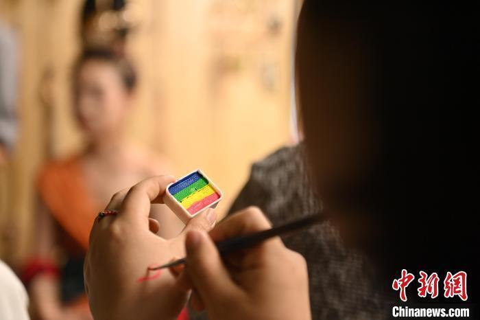 6月6日，在甘肅敦煌青年夜校課程中，青年學(xué)員學(xué)習(xí)敦煌美妝課程。李亞龍 攝　　