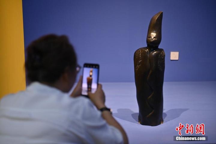 圖為游客拍攝蛇紋石作品《貴婦人》。中新社記者 李亞龍 攝