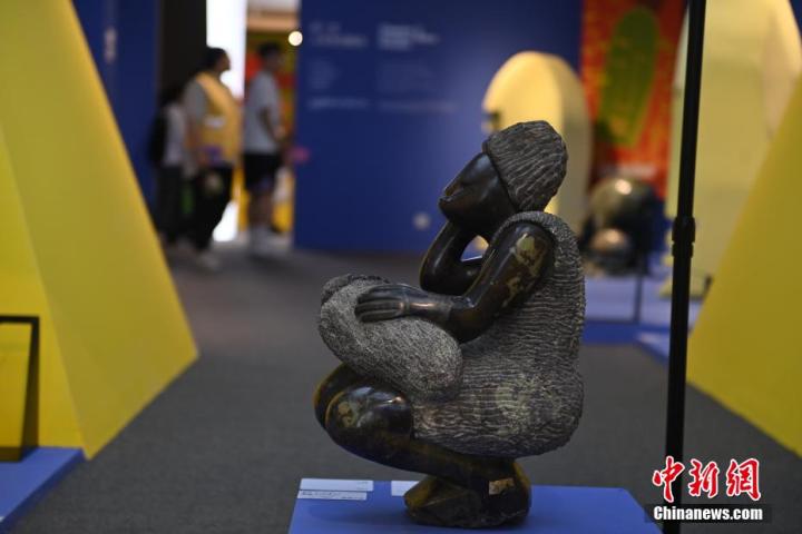 圖為游客參觀藝術(shù)展。中新社記者 李亞龍 攝</p>
<p>