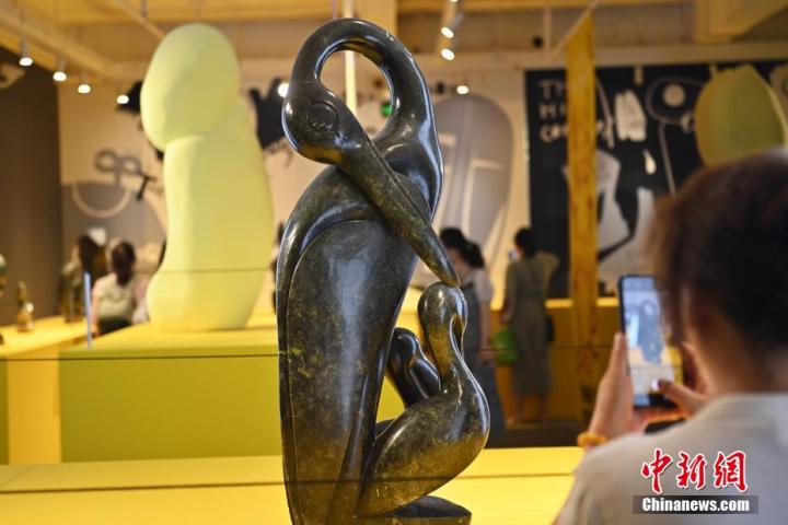 圖為游客拍攝蛇紋石作品《依戀》。中新社記者 李亞龍 攝