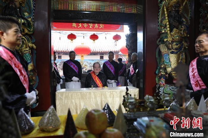 6月21日，“2024(甲辰年)兩岸共祭人文始祖伏羲典禮”在臺灣新北舉行。擔(dān)任主祭官的先嗇宮董事長、中國國民黨前秘書長李乾龍(中)出席典禮并擔(dān)任主祭官。中新社記者 張曉曦 攝