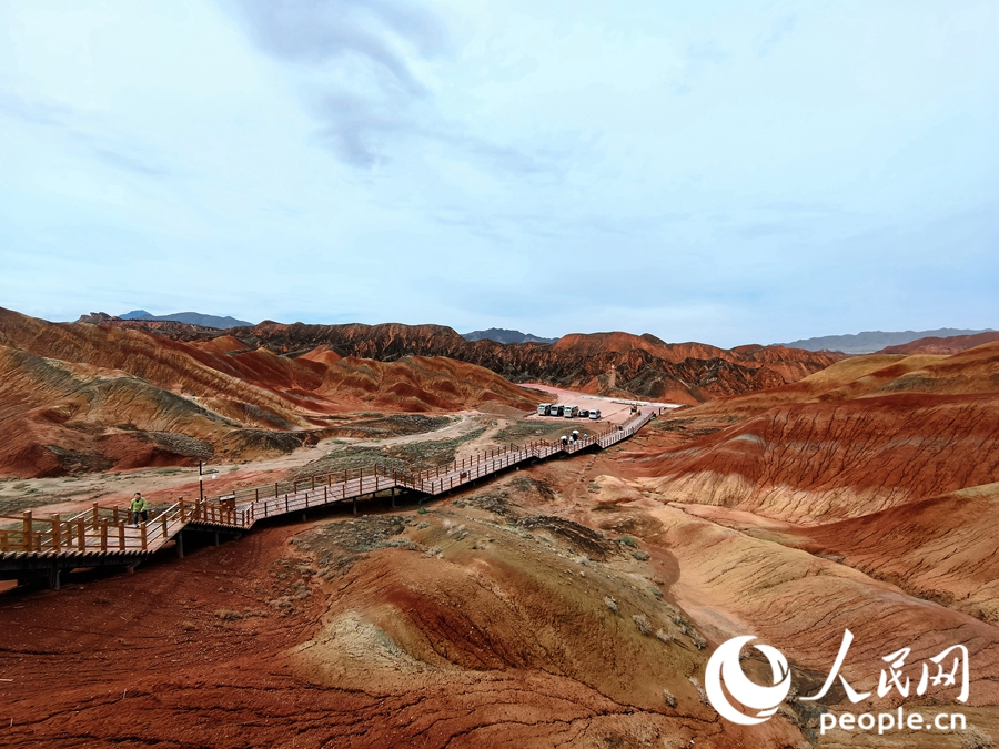  雨后的七彩丹霞，顏色格外艷麗。人民網(wǎng) 黃津曉虎攝