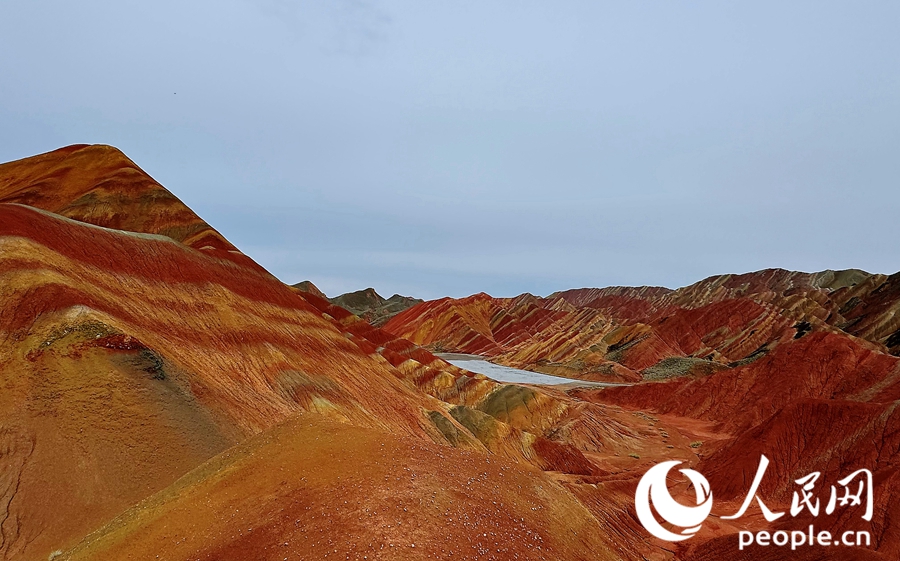 雨后的七彩丹霞，顏色格外艷麗。人民網(wǎng)記者 徐冬兒攝