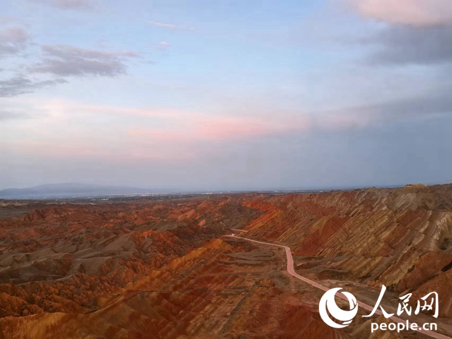 日落時(shí)分，余暉與丹霞交相輝映。人民網(wǎng)記者 唐嘉藝攝