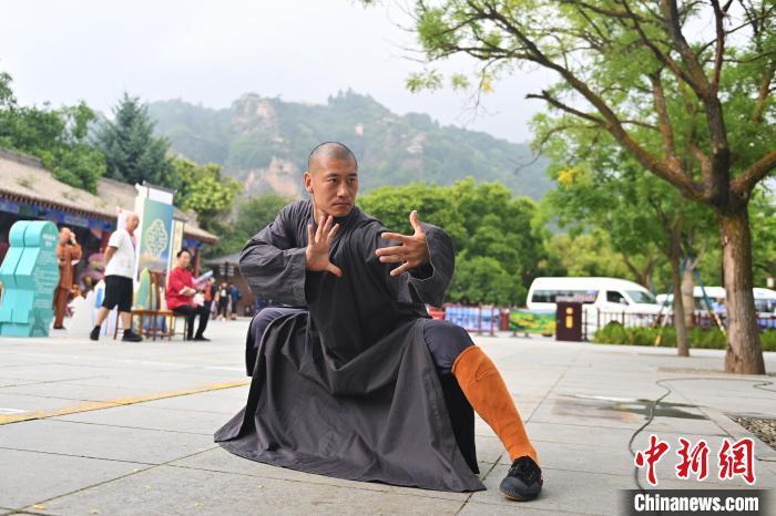 7月14日，甘肅省平?jīng)鍪嗅轻忌骄皡^(qū)內(nèi)，嵩山少林弟子展示武藝。7月13日至14日，“2024年北京體育大學(xué)第十五屆國(guó)際武術(shù)比賽交流大會(huì)暨首屆崆峒山國(guó)際武術(shù)大會(huì)”舉行，大會(huì)也在崆峒山景區(qū)進(jìn)行問(wèn)道崆峒、武術(shù)高級(jí)研修班、崆峒拜師等系列活動(dòng)。中新社記者 李亞龍 攝</p>
<p>