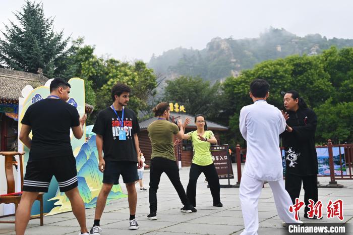7月14日，甘肅省平?jīng)鍪嗅轻忌骄皡^(qū)內(nèi)，外籍武術(shù)愛好者學(xué)習(xí)崆峒派武術(shù)。7月13日至14日，“2024年北京體育大學(xué)第十五屆國(guó)際武術(shù)比賽交流大會(huì)暨首屆崆峒山國(guó)際武術(shù)大會(huì)”舉行，大會(huì)也在崆峒山景區(qū)進(jìn)行問(wèn)道崆峒、武術(shù)高級(jí)研修班、崆峒拜師等系列活動(dòng)。中新社記者 李亞龍 攝</p>
<p>