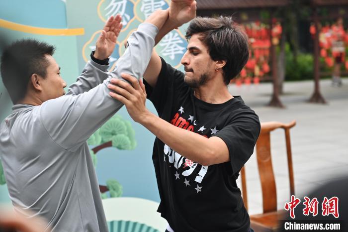 7月14日，甘肅省平?jīng)鍪嗅轻忌骄皡^(qū)內(nèi)，外籍武術(shù)愛好者(右)進(jìn)行忽雷太極拳切磋。7月13日至14日，“2024年北京體育大學(xué)第十五屆國(guó)際武術(shù)比賽交流大會(huì)暨首屆崆峒山國(guó)際武術(shù)大會(huì)”舉行，大會(huì)也在崆峒山景區(qū)進(jìn)行問(wèn)道崆峒、武術(shù)高級(jí)研修班、崆峒拜師等系列活動(dòng)。中新社記者 李亞龍 攝</p>
<p>