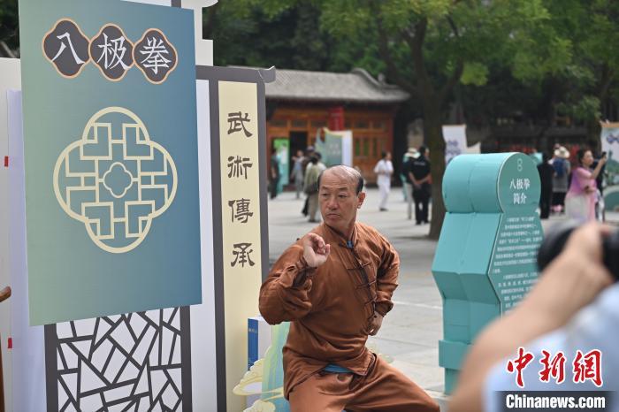7月14日，甘肅省平?jīng)鍪嗅轻忌骄皡^(qū)內(nèi)，八極拳傳承人展示八極拳。7月13日至14日，“2024年北京體育大學(xué)第十五屆國(guó)際武術(shù)比賽交流大會(huì)暨首屆崆峒山國(guó)際武術(shù)大會(huì)”舉行，大會(huì)也在崆峒山景區(qū)進(jìn)行問(wèn)道崆峒、武術(shù)高級(jí)研修班、崆峒拜師等系列活動(dòng)。中新社記者 李亞龍 攝</p>
<p>