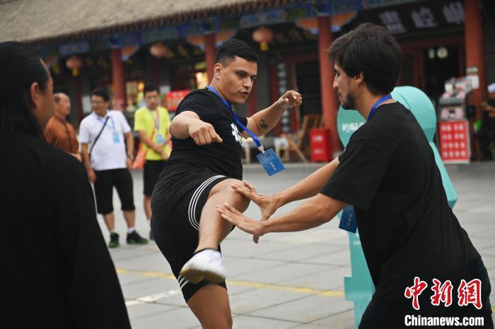 7月14日，甘肅省平?jīng)鍪嗅轻忌骄皡^(qū)內(nèi)，外籍武術(shù)愛好者切磋武藝。7月13日至14日，“2024年北京體育大學(xué)第十五屆國(guó)際武術(shù)比賽交流大會(huì)暨首屆崆峒山國(guó)際武術(shù)大會(huì)”舉行，大會(huì)也在崆峒山景區(qū)進(jìn)行問(wèn)道崆峒、武術(shù)高級(jí)研修班、崆峒拜師等系列活動(dòng)。中新社記者 李亞龍 攝