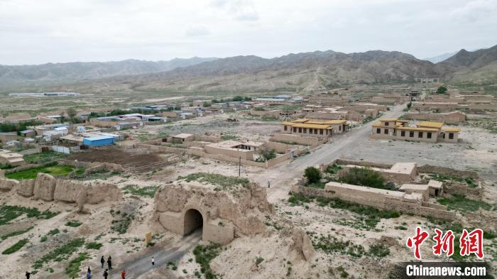 7月13日，位于山丹漢明長(zhǎng)城遺址里的硤口古城。(無(wú)人機(jī)圖片) 　九美旦增 攝