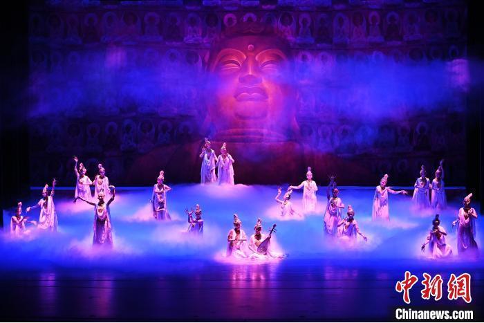 7月18日晚，中國經(jīng)典舞劇《絲路花雨》在甘肅蘭州黃河劇院進(jìn)行演出。中國經(jīng)典舞劇《絲路花雨》迎來45周年，7月17日-8月4日在蘭州開啟為期多天的駐場演出。該舞劇取材于敦煌莫高窟壁畫，集中國霓裳羽衣舞、敦煌舞、印度舞、黑巾舞、波斯馬鈴舞等于一身，自1979年演出至今，該劇先后在40多個(gè)國家和地區(qū)演出近4000場，觀眾550多萬人次。中新社記者 李亞龍 攝</p>
<p>