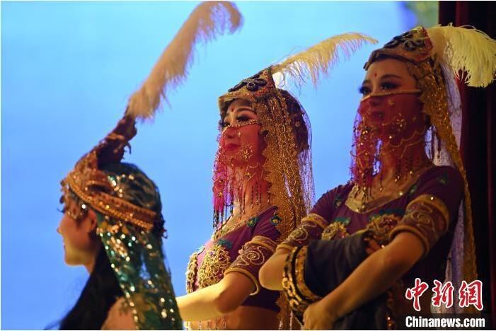 7月18日晚，中國經(jīng)典舞劇《絲路花雨》在甘肅蘭州黃河劇院進(jìn)行演出。中國經(jīng)典舞劇《絲路花雨》迎來45周年，7月17日-8月4日在蘭州開啟為期多天的駐場演出。該舞劇取材于敦煌莫高窟壁畫，集中國霓裳羽衣舞、敦煌舞、印度舞、黑巾舞、波斯馬鈴舞等于一身，自1979年演出至今，該劇先后在40多個(gè)國家和地區(qū)演出近4000場，觀眾550多萬人次。中新社記者 李亞龍 攝</p>
<p>
