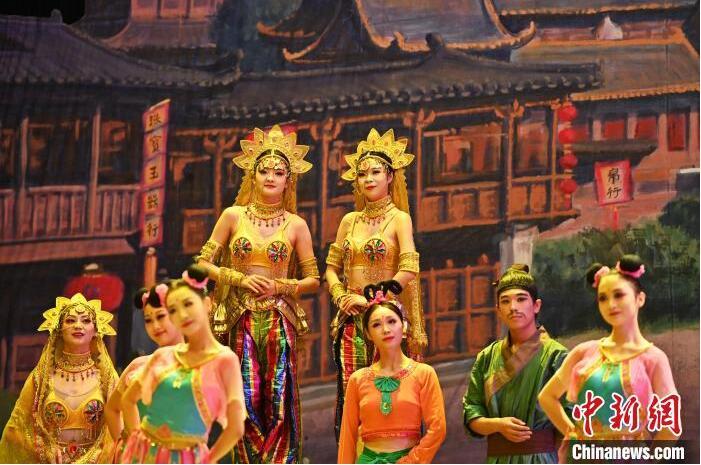 7月18日晚，中國經(jīng)典舞劇《絲路花雨》在甘肅蘭州黃河劇院進(jìn)行演出。中國經(jīng)典舞劇《絲路花雨》迎來45周年，7月17日-8月4日在蘭州開啟為期多天的駐場演出。該舞劇取材于敦煌莫高窟壁畫，集中國霓裳羽衣舞、敦煌舞、印度舞、黑巾舞、波斯馬鈴舞等于一身，自1979年演出至今，該劇先后在40多個(gè)國家和地區(qū)演出近4000場，觀眾550多萬人次。中新社記者 李亞龍 攝</p>
<p>