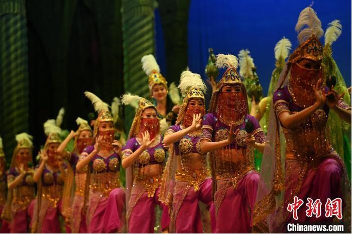 7月18日晚，中國經(jīng)典舞劇《絲路花雨》在甘肅蘭州黃河劇院進(jìn)行演出。中國經(jīng)典舞劇《絲路花雨》迎來45周年，7月17日-8月4日在蘭州開啟為期多天的駐場演出。該舞劇取材于敦煌莫高窟壁畫，集中國霓裳羽衣舞、敦煌舞、印度舞、黑巾舞、波斯馬鈴舞等于一身，自1979年演出至今，該劇先后在40多個(gè)國家和地區(qū)演出近4000場，觀眾550多萬人次。中新社記者 李亞龍 攝</p>
<p>
