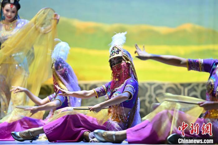 7月18日晚，中國經(jīng)典舞劇《絲路花雨》在甘肅蘭州黃河劇院進(jìn)行演出。中國經(jīng)典舞劇《絲路花雨》迎來45周年，7月17日-8月4日在蘭州開啟為期多天的駐場演出。該舞劇取材于敦煌莫高窟壁畫，集中國霓裳羽衣舞、敦煌舞、印度舞、黑巾舞、波斯馬鈴舞等于一身，自1979年演出至今，該劇先后在40多個(gè)國家和地區(qū)演出近4000場，觀眾550多萬人次。中新社記者 李亞龍 攝</p>
<p>